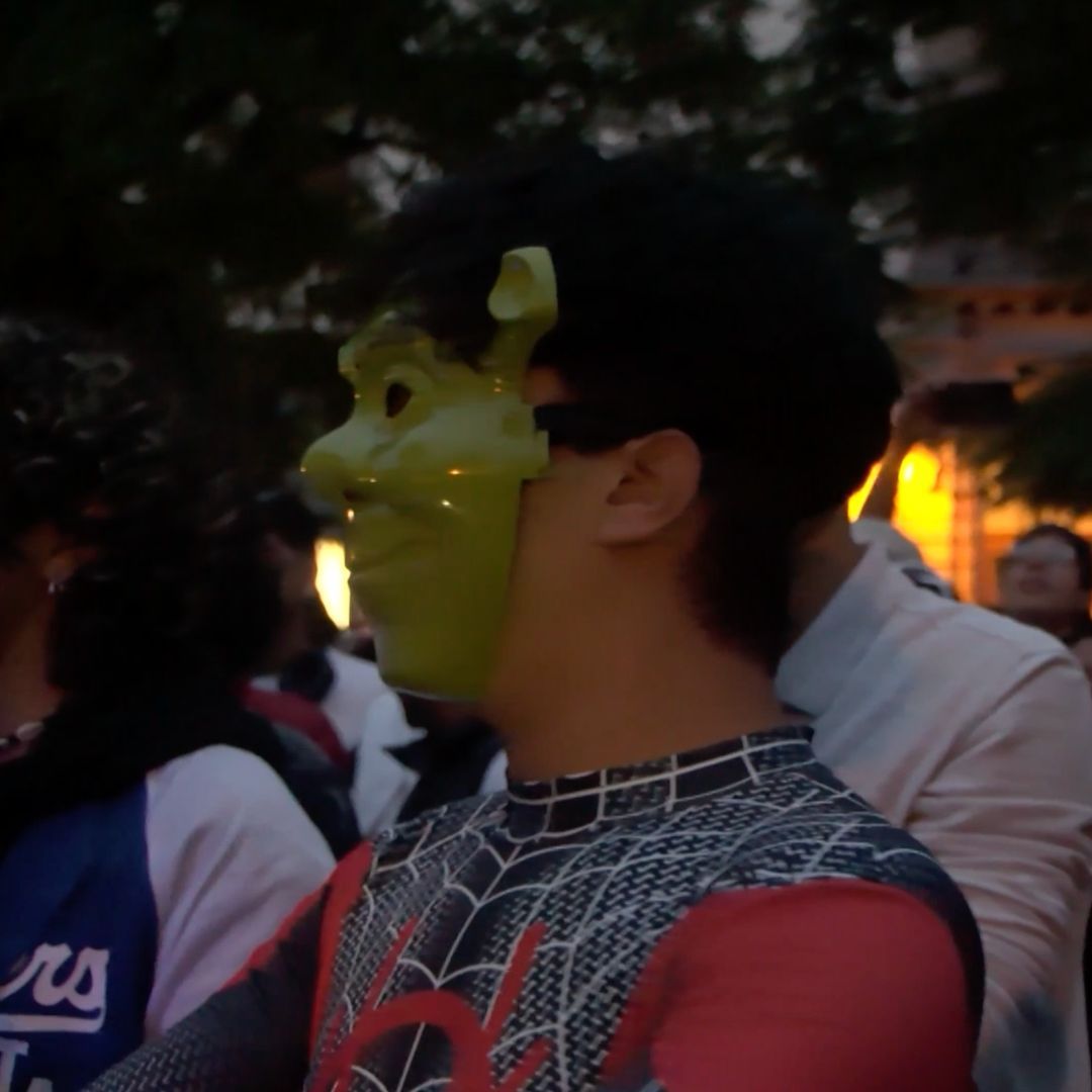 Improvisan Batalla de 'Farmear Aura' en el Jardín Guerrero
